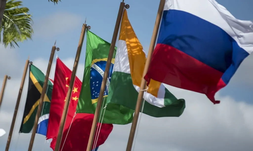 Bandeiras-1024x613 Lula sofre acidente doméstico: Viagem à cúpula dos BRICS é cancelada