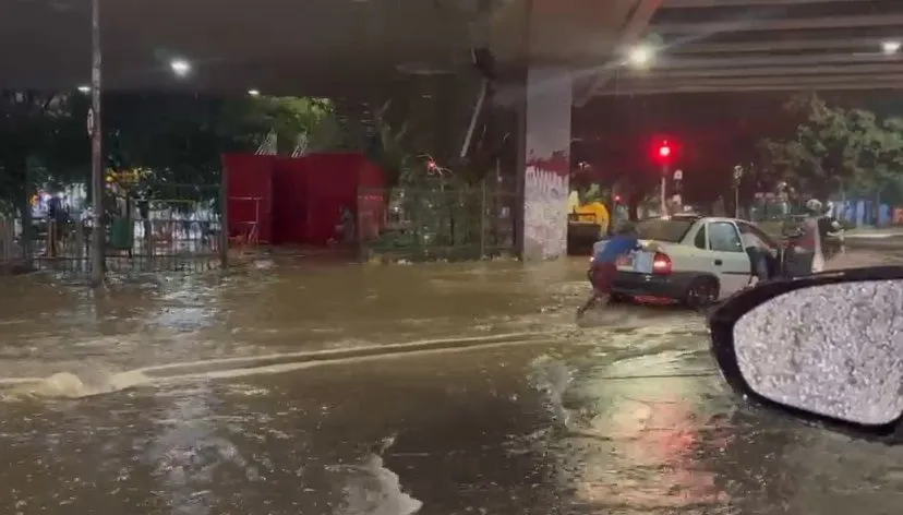 Chuva-causa-dezenas-de-pontos-de-alagamentos-em-SP-regiao-central-tem-acumulado-de-mais-de-95-mm Chuva forte se aproxima de São Paulo: Alerta para as rajadas de vento