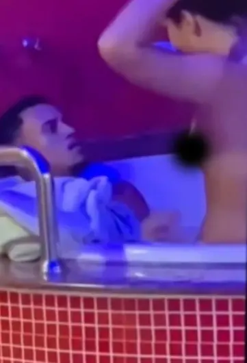 Matheus Gonçalves com amante em banheira de motel