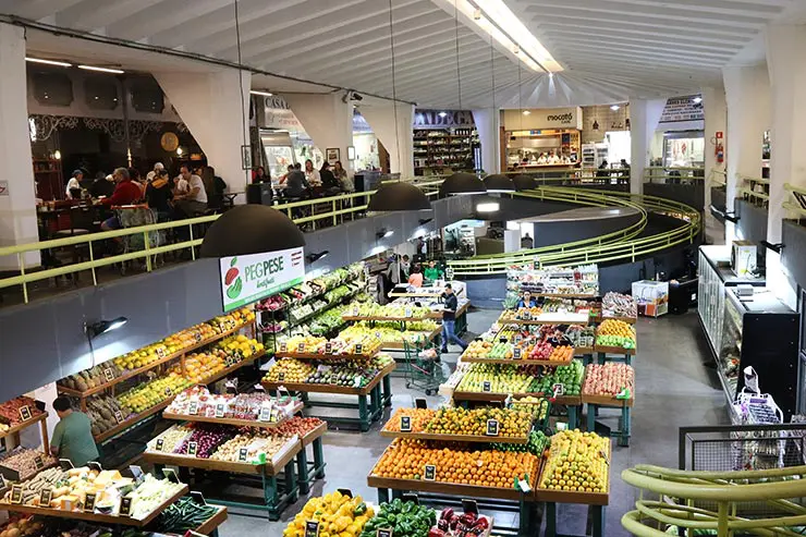 Mercado-de-Pinheiros-em-SP Comida no Lixo e Busca por Diesel: Os Prejuízos do Apagão em Pinheiros