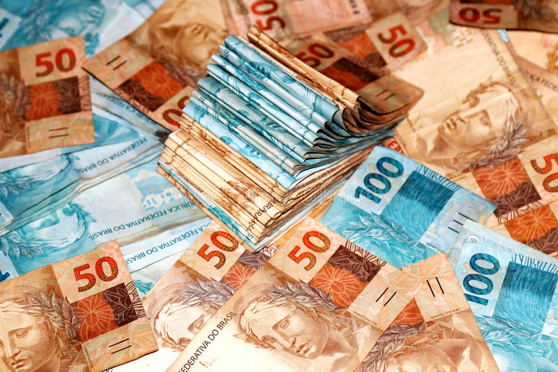 bolo-brasileiro-do-dinheiro-com-e-notas-dos-reais-87745551 Sortudos jogam R$ 3 na Lotofácil e vão dividir R$ 4,3 milhões; veja!
