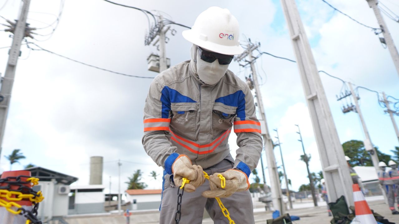 Trabalhador da Enel enegia trabalhando